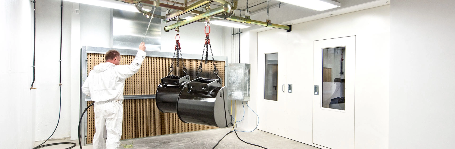 Lackierkammer-Mann-bei-der-Arbeit